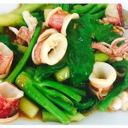 คะน้าผัดหมึกราดข้าว