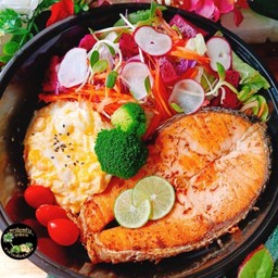 แซลม่อนชิ้นใหญ่ย่าง+ไข่ขยี้สูตรไข่นุ่ม+สลัดผักรวม(กล่อง2000ml)