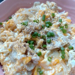 ข้าวหน้าหมู (ไข่2ฟอง หมูชิ้น+หอมหัวใหญ่ )