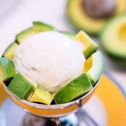 ไอศครีมมะพร้าวถ้วยใหญ่ ท็อปปิ้งอะโวคาโด้100g+มะพร้าวอ่อน