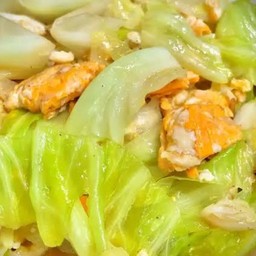 กะหล่ำปลีผัดไข่หมูสับราดข้าว