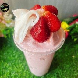 มะพร้าวปั่นนมสด+สตอเบอร์รี่ ท็อปปิ้งสตอเบอร์รี่และเนื้อมะพร้าว (แก้ว22ออนซ์)