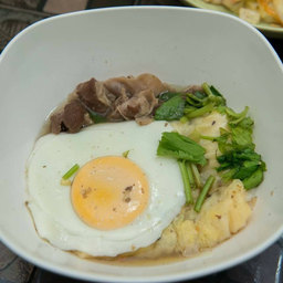 ข้าวพันผักรสหมูตุ๋นไข่ดาว