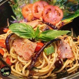 สปาเก็ตตี้(200g)เบค่อนผัดพริกแห้ง ใบโหระพา