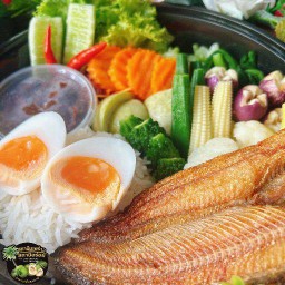 ปลาดุกแดดเดียวทอด1+ข้าวหอมมะลิ+ไข่ต้ม1(น้ำพริกเลือกตามชอบ)ผักสดผักลวก ชุดใหญ่