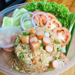 ข้าวผัดไส้กรอกไก่หนังกรอบเน้นๆ+พริกน้ำปลารสเด็ด+ผักสด ชุดใหญ่