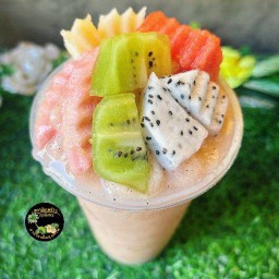 ผลไม้รวมตามฤดูกาลปั่นสด ได้รสชาติผลไม้แท้ๆ แก้ว22ออนซ์