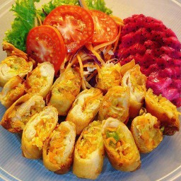 ปอเปี๊ยะทอดกรอบ8ชิ้นใหญ่หั่นครึ่งได้16ชิ้นเล็ก+ผักผลไม้สด1อย่าง(กล่อง2000ml)