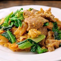 ผัดซีอิ๊วหมูหมัก