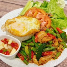 ถั่วฝักยาวผัดพริกแกง+ข้าวหอมมะลิ+ไข่ดาว(เนื้อสัตว์เลือกได้ตามชอบ)