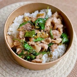 ข้าวหมูชิ้นผัดใบโหระพา