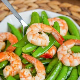 ถั่วลันเตาผัดกุ้งราดข้าว
