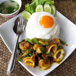 ข้าวเครื่องเเกงปลาหมึกไข่ดาว