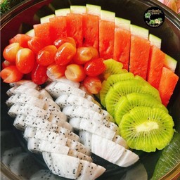 องุ่นแดงนอก250g+กี่วี่เขียวนอก1+แก้วมังกร1+แตงโมซอนญ่า500g(กล่อง2000ml)