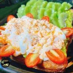 โทสต์ปังนุ่มอะโวบด ไข่ขยี้+โทสต์ปังนุ่มอะโวคาโดบด กีวี่1ลูก