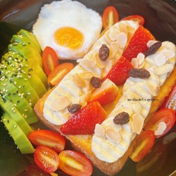 โทสต์ปังสูตรกล้วยหอม+สตอเบอรี่+อะโวคาโด้+ไข่ดาว1ฟอง+มะเขือเทศราชินี