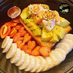 โทสต์ปังสูตรนุ่ม+อะโวคาโดชิ้น+ไข่ต้มชิ้น+กล้วยหอม+สตอเบอร์รี่นอก+โรยงา&ธัญพืช