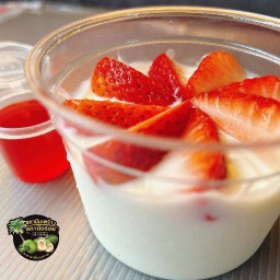 สตอเบอร์รี่เน้นๆ+โยเกริ์ตรสธรรมชาติ+ซอสสตอเบอร์รี่