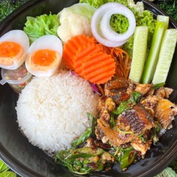 กระเพราปลาทูตัวใหญ่2ตัว+ไข่ต้ม1+ผักสดผักต้ม+พริกน้ำปลา ชุดใหญ่