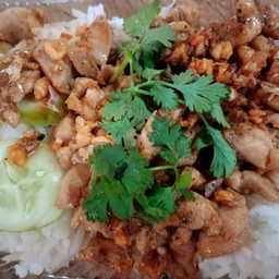 ไก่ทอดกระเทียม ราดข้าว