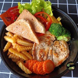 สเต็กไก่250g+โฮลวีทเนยถั่ว+รวมผักสลัด+เฟร้นช์ฟราย