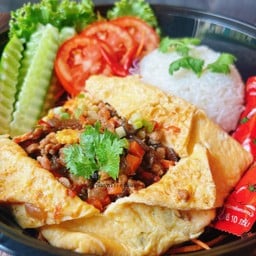 ชุดข้าวหอมมะลิ+ไข่3ฟองยัดไส้หมูสับทรงเครื่อง+ซอสมะเขือเทศและพริกน้ำปลา ชุดใหญ่