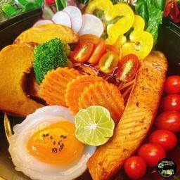 สเต็กแซลมอนคิริมิย่าง+ไข่ดาวชุ่มฉ่ำ1ฟอง+ฟังทองย่าง รวมผักสลัด