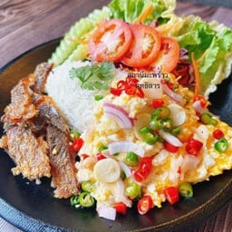ชุดข้าวหอมมะลิ+ปลานิลสดแกะ+ไข่ขยี้ทรงเครื่องและพริกน้ำปลารสเด็ด ชุดใหญ่