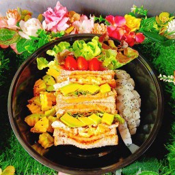แซนวิชอะโวคาโด้ไข่ดาว(แถมเนื้ออะโวคาโด้โรยธัญพืชและผลไม้สด)ชุดใหญ่