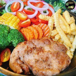 สเต็กสันคอหมูย่างซอสพริกไทยดำ+เฟร้นฟราย+รวมผักสลัด(กล่อง2000ml)
