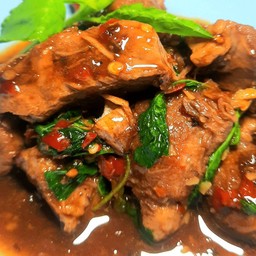 กระเพราหมูตุ๋นราดข้าว