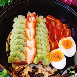 โทสต์ปังนุ่ม+กีวี่นอกสตอเบอรี่+ไข่ต้มยางมะตูม1ฟอง+มะเขือเทศราชินี