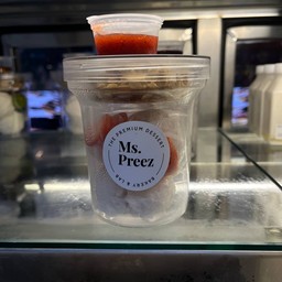 กรีกโยเกิร์ตถ้วยพร้อมทาน-สตอเบอร์รี่