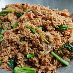 ข้าวผัดหมูโบราณ (ใส่คะน้า,มะเขือเทศ,หอมใหญ่,ไข่)
