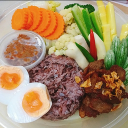 หมูทอดหมักพริกไทยดำ+ข้าวไรซ์เบอร์รี่+น้ำพริกเลือกได้+ไข่ต้ม1+ผักต้ม ชุดใหญ่