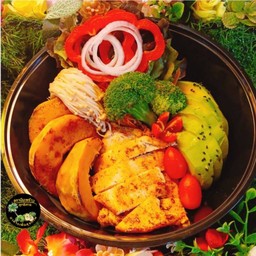 อกไก่ย่าง150g+บล็อกโคลี่+เห็ดเข็มทอง+ฟักทองย่าง+อโวคาโด้100g ผักสลัดหัวจาน