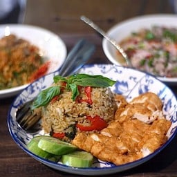ข้าวผัดเขียวหวานไก่กรอบ