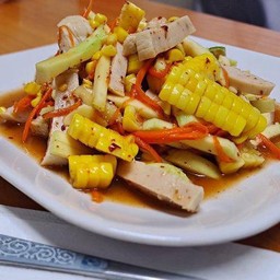 ตำหมูยอ+ข้าวโพด+มะม่วงเปรี้ยว