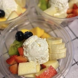 กรีกโยเกิร์ต ท้อปปิ้งด้วยผลไม้ตามฤดูกาล 5 ชนิด ( ฟรี น้ำผึ้ง กราโนล่า )