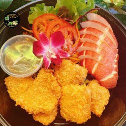 ปลาดอลลี่ ชุบเกร็ดขนมปังทอดกรอบ+ผลไม้1อย่าง(น้ำจิ้มบ๊วย)