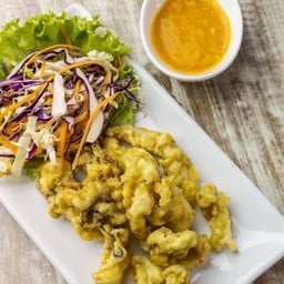 ปลาหมึกทอดเกลือพริกไทย (Deep-fried squid with salt and pepper)