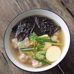 แกงจืดเต้าหู้หมูเด้งสาหร่าย