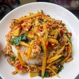 กะเพราหน่อไม้หมูสับราดข้าว