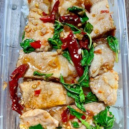 กะเพราหมูกรอบ(ราดข้าว)