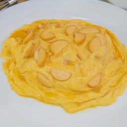 ข้าวไข่ข้นใส้กรอกไก่หนังกรอบ