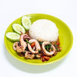 [อร่อยซ่ากับโค้ก] ข้าวกะเพราปลาหมึก +  โค้ก ออริจินัล (กระป๋อง)