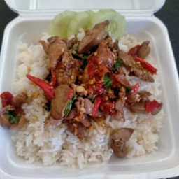 กะเพราเครื่องในไก่