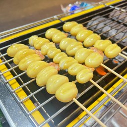 ไข่หมึกกระดองย่างเสียบไม้