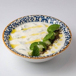 โยเกิร์ตและแตงกวา