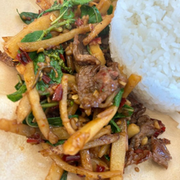 กะเพราหน่อไม้โคขุนพริกแห้ง